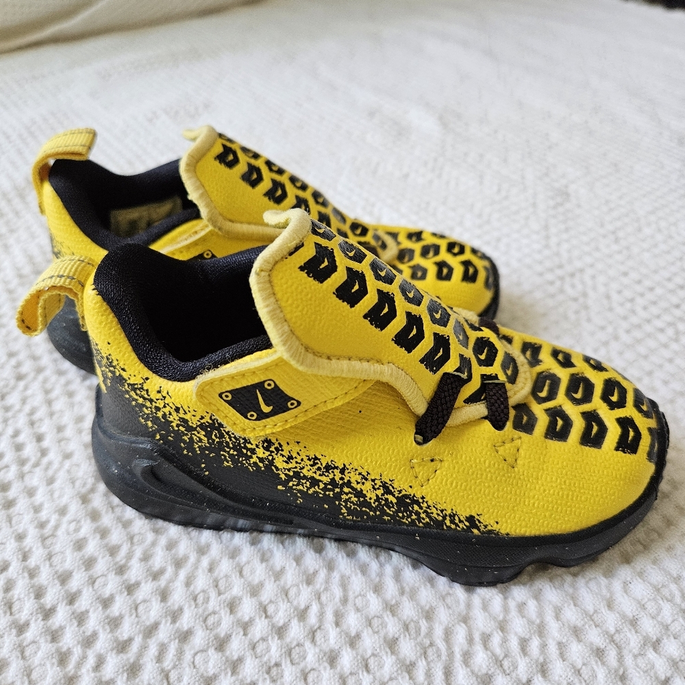 Nike LeBron 17 AutoVelcro 'Chrome Yellow'. Toddler. Size 7C